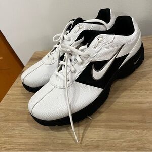 NEW Nike Women’s classic Golf Cleat Shoes in white and black 8.5